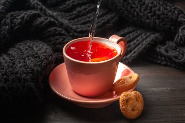 Koyu arka plan üzerinde çay