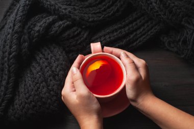 Çay bardağı holding eller