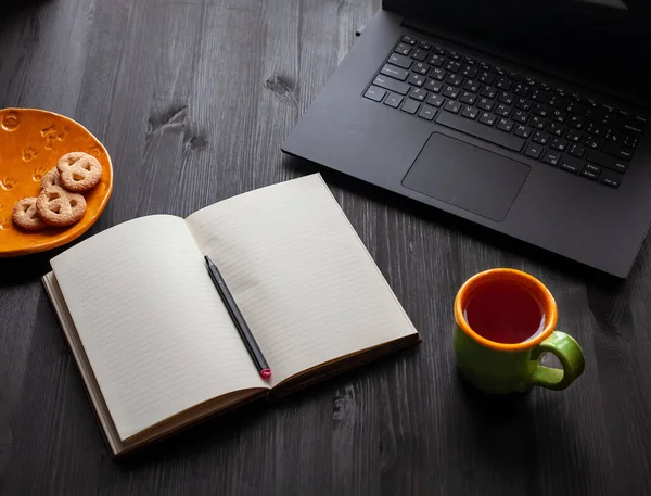 Bir fincan sade kahve ve açılan laptop. Üstten Görünüm — Stok fotoğraf