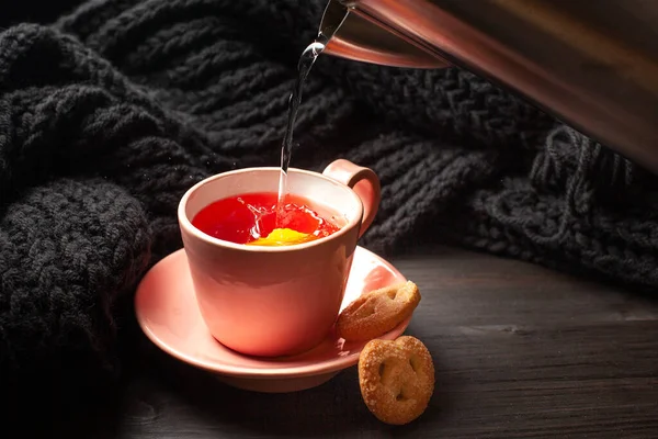 Taza de té y servir camarero —  Fotos de Stock