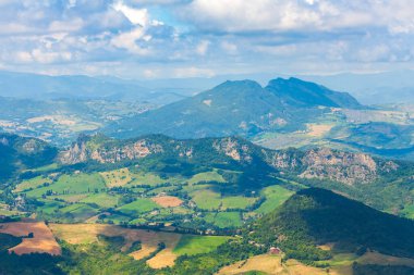San-Marino 'daki Monte Titano dağından tepelere panaramik manzara