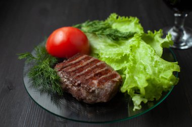 Domates, salata ve otlar ile ızgara biftek.