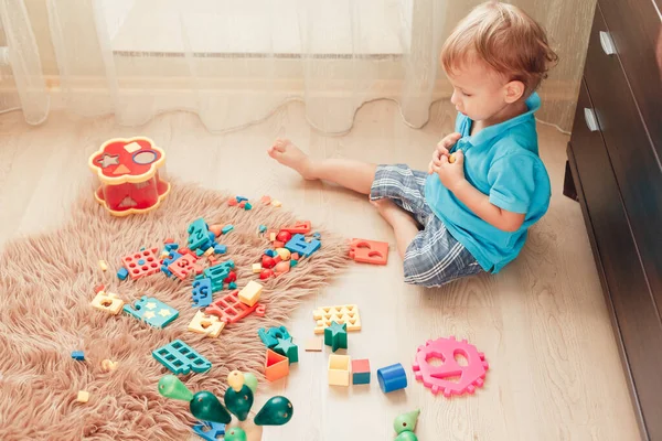 Child plays educational games — Stock Photo, Image