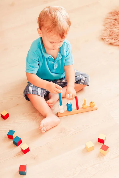 Ragazzo bambino di due anni che gioca con giochi educativi — Foto Stock