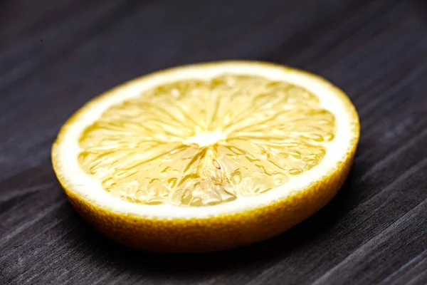 Кусок лимона крупным планом. — стоковое фото