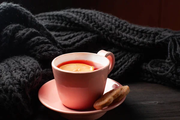 Xícara de chá em fundo de madeira preta — Fotografia de Stock