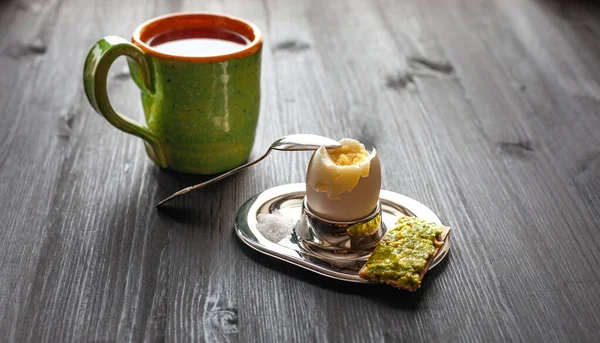 Pequeno-almoço em mesa de madeira — Fotografia de Stock
