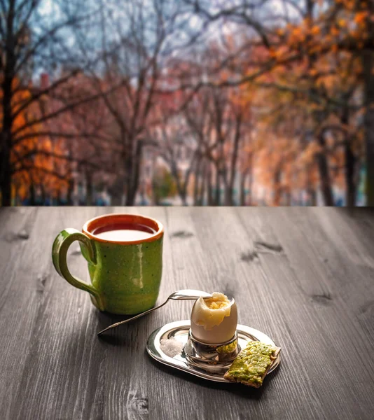 Pequeno-almoço em mesa de madeira — Fotografia de Stock