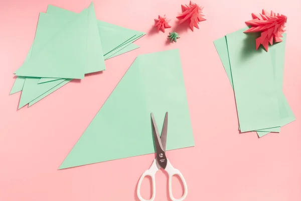 Fazendo origami árvores de Natal — Fotografia de Stock