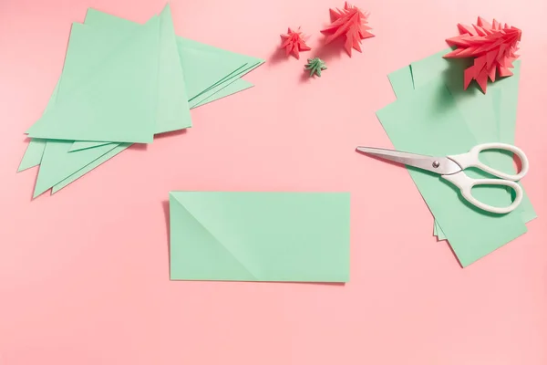 Výroba origami vánočních stromků — Stock fotografie