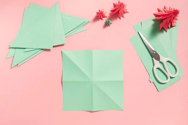 Origami készítés karácsonyfák — Stock Fotó