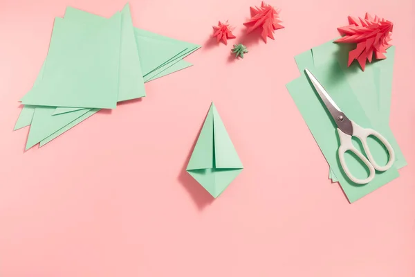 Výroba origami vánočních stromků — Stock fotografie