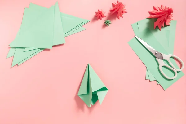 Fazendo origami árvores de Natal — Fotografia de Stock