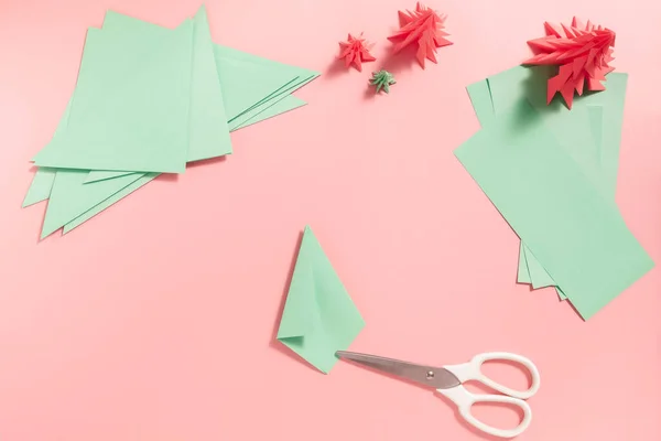 Origami Noel ağaçları yapmak — Stok fotoğraf