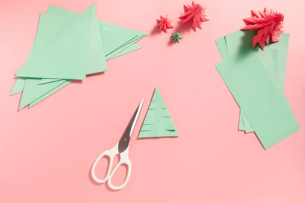 Výroba origami vánočních stromků — Stock fotografie