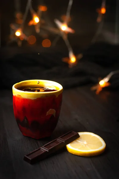 Egy Csésze Tea Citrommal Csokoládéval Sötét Alapon Karácsonyi Fényekkel — Stock Fotó