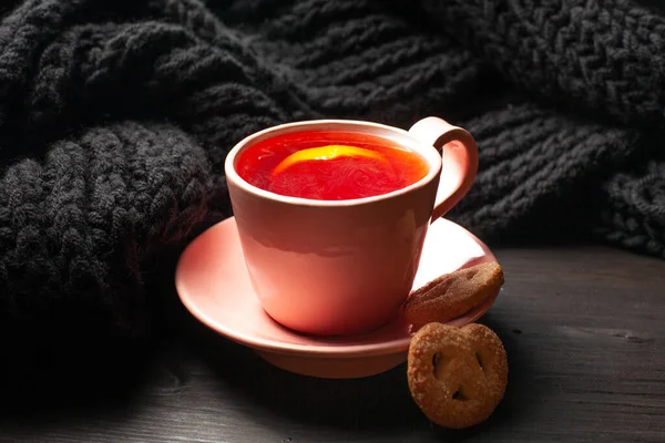 Uma Xícara Chá Com Limão Alguns Biscoitos Fundo Escuro — Fotografia de Stock