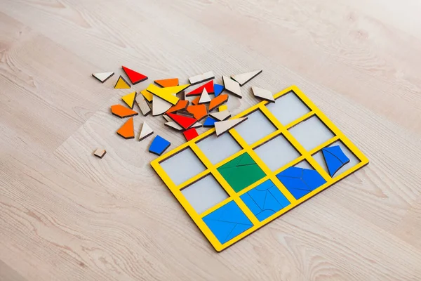 Unfertiges Geometrisches Logik Puzzle Auf Holzboden Gelegt — Stockfoto