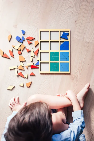 Triste garçon assis avec puzzle non résolu — Photo