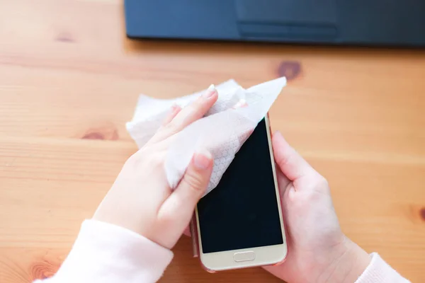 Vrouwen Handen Veeg Hun Telefoon Met Een Antibacteriële Servet Virusbescherming — Stockfoto