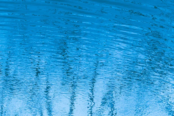 Absztrakt Kép Víz Felszínén Tükröződik Fák Tónusú Kék Színű — Stock Fotó