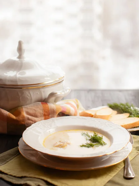 Creamy fish soup with salmon, potatoes and dill on woodwn table nearby window — Stock Image Creamy Fish Soup Salmon Potatoes Dill Woodwn Table Nearby Window Royalty Free Stock Photos