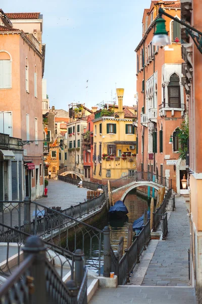Blick auf leeren venezianischen Kanal im Viertel Castello, Venedig, Italien — Stockfoto