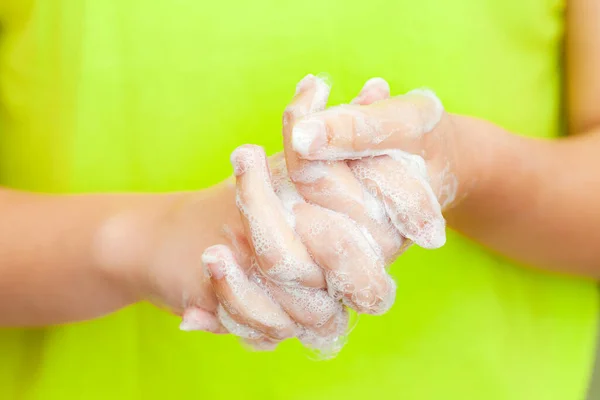 Widok z przodu na ręce kobiet z pianką mydlaną — Zdjęcie stockowe