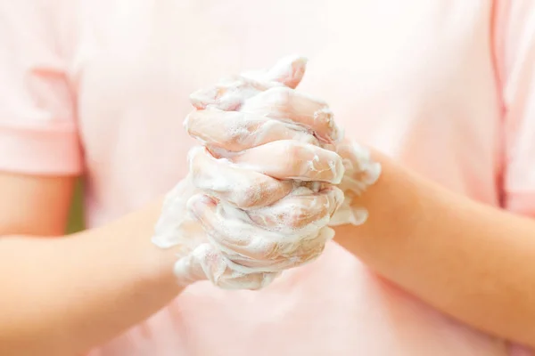 Vista frontal en las manos de las mujeres con espuma de jabón —  Fotos de Stock