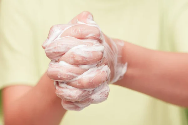 Vista frontal en manos de niños con espuma de jabón — Foto de Stock