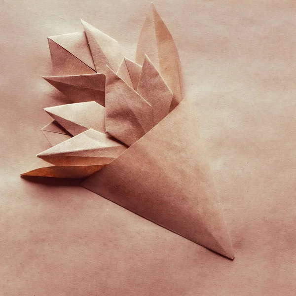 Bouquet di tulipani origami su sfondo artigianale — Foto Stock