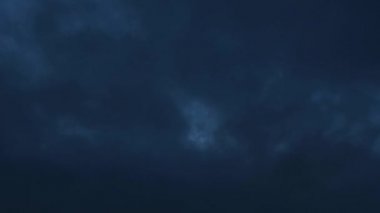 Hızla hareket eden bulutlar, zaman atlaması. Karanlık dramatik gökyüzü.