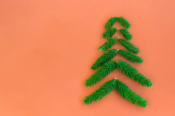 Árbol de Navidad hecho de rama de abeto. Año Nuevo y concepto de Navidad. —  Fotos de Stock