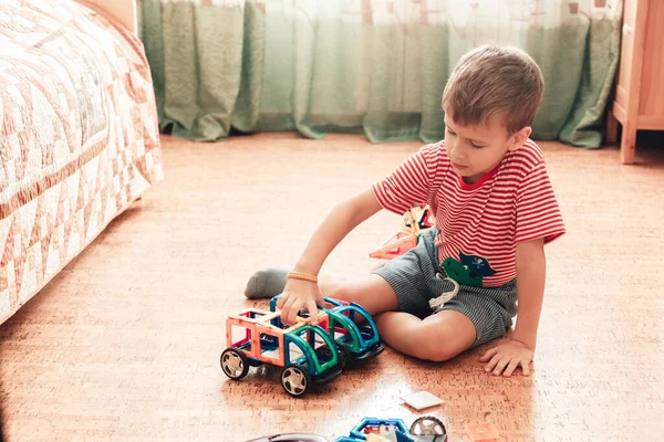 Ένα αγόρι παίζει με μαγνητικό κατασκευαστή — Φωτογραφία Αρχείου