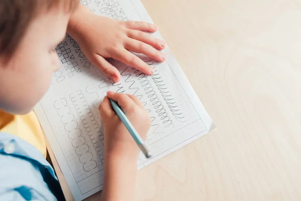 Menutup lucu anak laki-laki menelusuri garis dengan pensil — Stok Foto