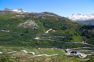 Yılan gibi yol alp geçer Furka ve İsviçre Alpleri'nde Grimsel bağlı