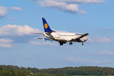 Zürih, İsviçre - 18 Temmuz 2015: Boeing 737 Lufthansa Zurich airport de kısa mesafe uçuş sonra açılış 