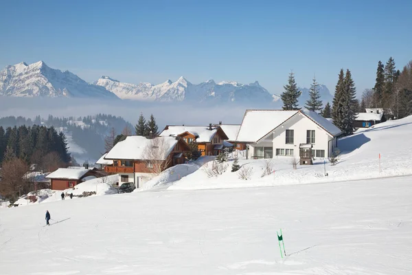 Casas Declive Inverno Alpes Suíços Suíça — Fotografia de Stock