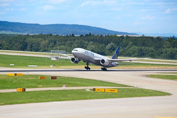 Zürich Zwitserland Juli 2016 Vliegtuigen Voorbereiden Nemen Uit Terminal Van — Stockfoto