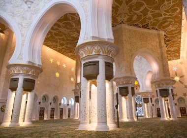 Abu Dhabi, Birleşik Arap Emirlikleri - 16 Ekim 2017: İç ünlü Sheikh Zayed Camii 