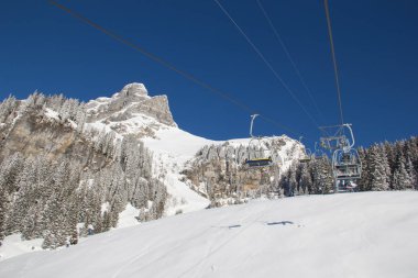 Teleferik kış, yamaç İsviçre Alpleri'nde, İsviçre