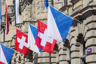 Zürih, İsviçre, İsviçre Milli Günü binanın duvarındaki bayrakları  