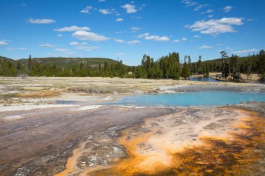 Renkli sıcak su havuzu Yellowstone Milli Parkı, ABD