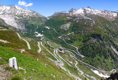 Yılan gibi yol alp geçer Furka ve İsviçre Alpleri'nde Grimsel bağlı