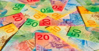 2017 yılında yayınlanan yeni parlak swiss banknotlar topluluğu