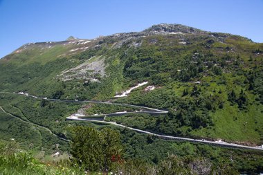 Yılan gibi yol alp geçer Furka ve İsviçre Alpleri'nde Grimsel bağlı