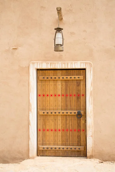 Ξύλινη Πόρτα Στο Σπίτι Στον Δρόμο Της Παλιάς Πόλης Diriyah — Φωτογραφία Αρχείου