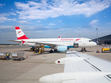 Vienna, Avusturya - 8 Temmuz 2015: take-off Viyana havaalanında hazırlanıyor Avusturya Havayolları A-319.