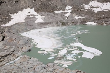 Rhone Buzulu, kaynak Rhone Nehri'nin, erime ve küresel ısınma nedeniyle geri çekiliyor. Uzunluğu 2 metreye kadar her yıl kaybedilen Rhone Buzulu.