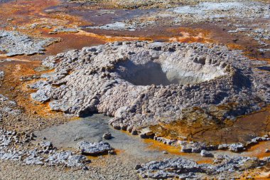 Renkli sıcak su havuzu Yellowstone Milli Parkı, ABD